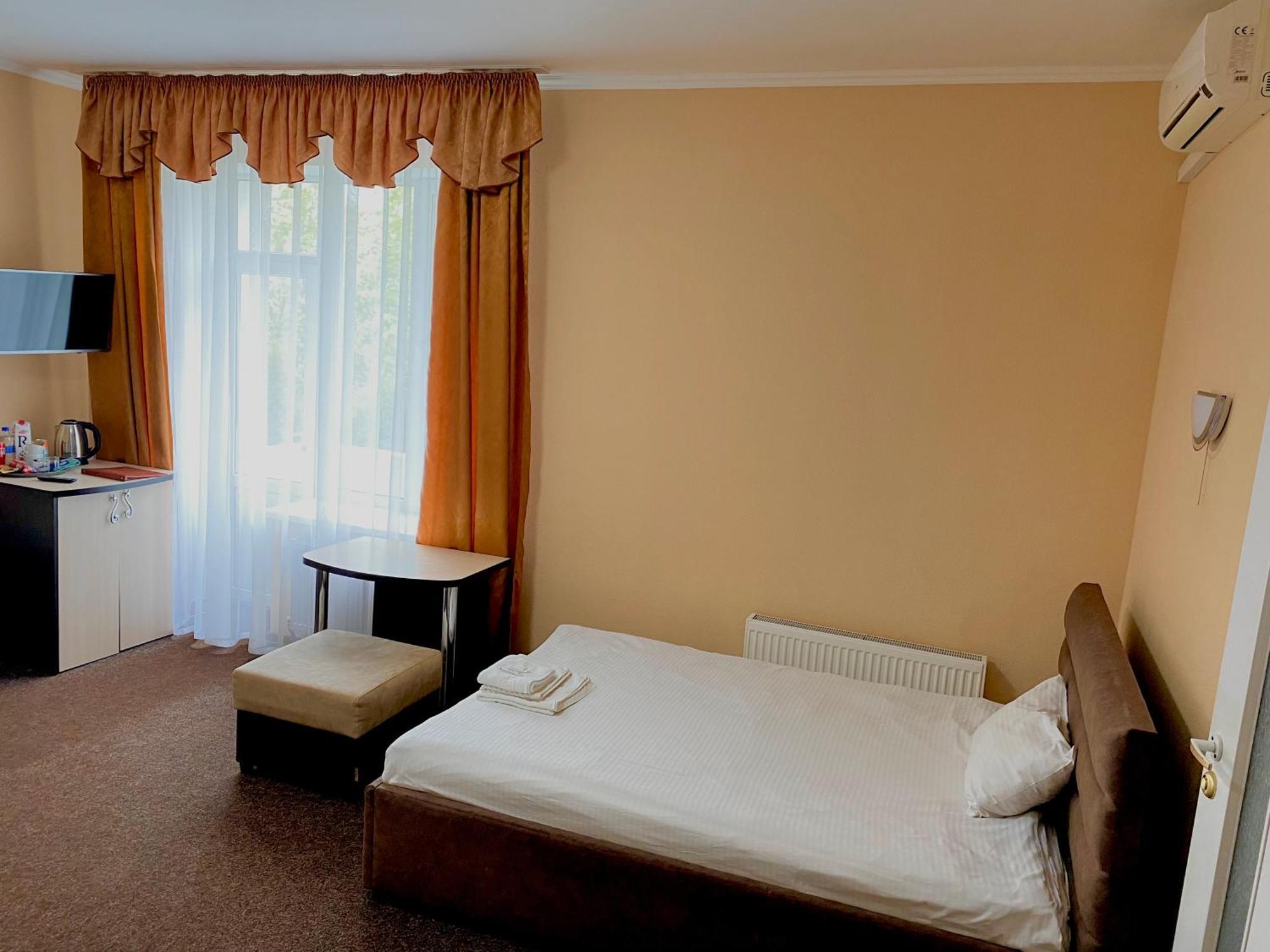 Орхідея Hotel Romny Exterior photo