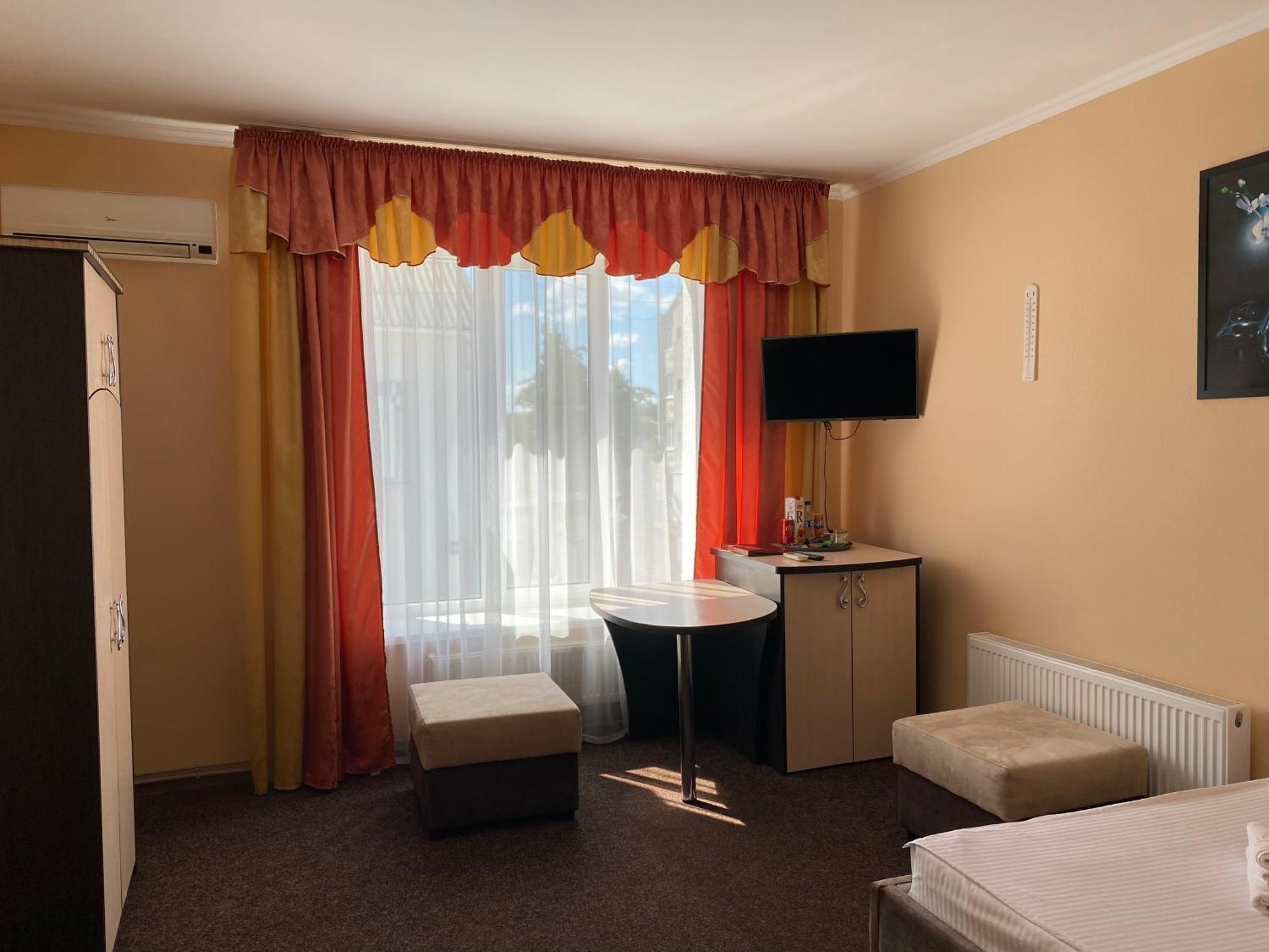 Орхідея Hotel Romny Exterior photo