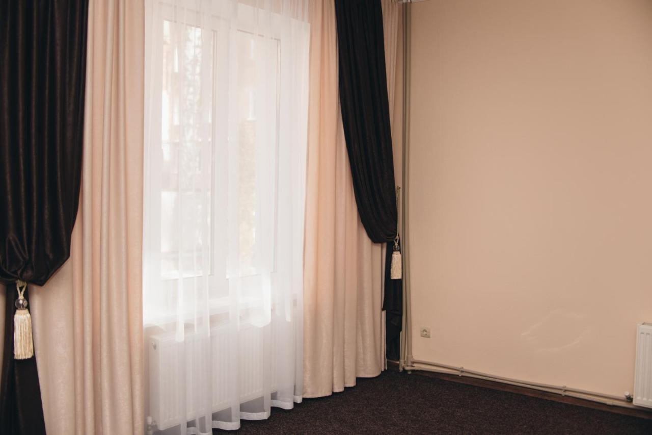 Орхідея Hotel Romny Exterior photo